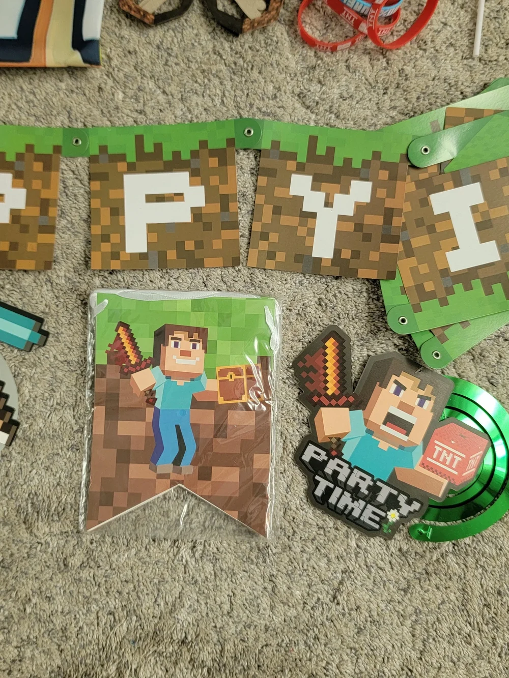 Minecraft Green Pixel Birthday Party Decorations Set